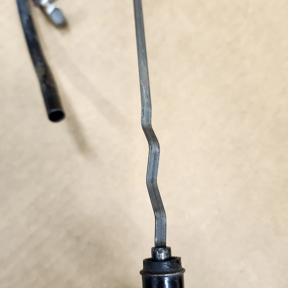 Indicador de varilla de inmersión de aceite de motor Corvette 85-88 y tuerca de montaje de tubo de varilla de medición OEM Foto 4 de 4