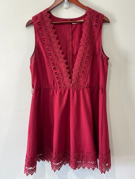 Here Comes The Sun Dress Womens Size 12 Red Lace Trim Low V-Neck Zip Sleeveless