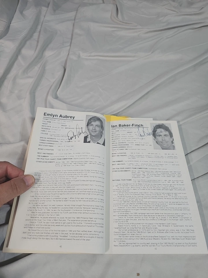 RARE Official PGA TOUR BOOK 1991 Media Guide 384 Page Paperback 122 Autographs - Image 3 of 4