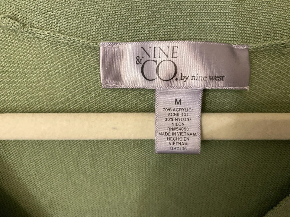 Women’s NINE&CO By Nine West Med Moss Green 3/4 Sleeve VNeck Shirt - Imagem 2 de 4