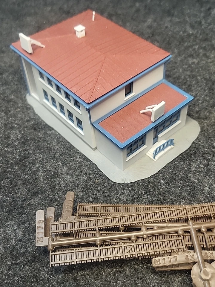 Kibri Z Scale 1 /220 6726 /6727/ 6728? Fuel Oil Tanks Refinery Fully Assembled - Image 4 of 4