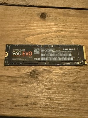 Samsung 960 EVO NVMe SSD 250GB MZVLW250HEHP