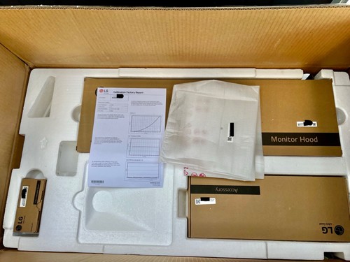 LG 32BP95-E • Pro 32” OLED 4K Monitor with calibrator + hood - Picture 6 of 23