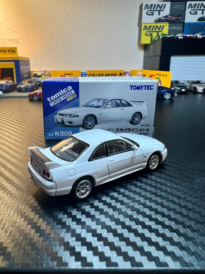Tomica Limited Vintage Neo 1/64 Nissan GT-R R33 White V-Spec N1 wit Protector - Image 3 of 3