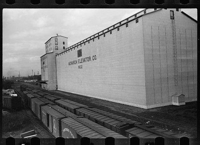 Photo:Monarch Elevator Co No 2 Grain Elevator 1930s Railroad Cars