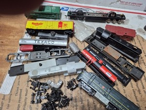 HO scale train junk lot, some Athearn, Rivvarossi, some others and some junk.