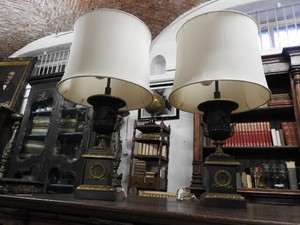 Wertvolle Paar Alte Wandlampen Vasen Kaiserzeit In Bronze Bruniert