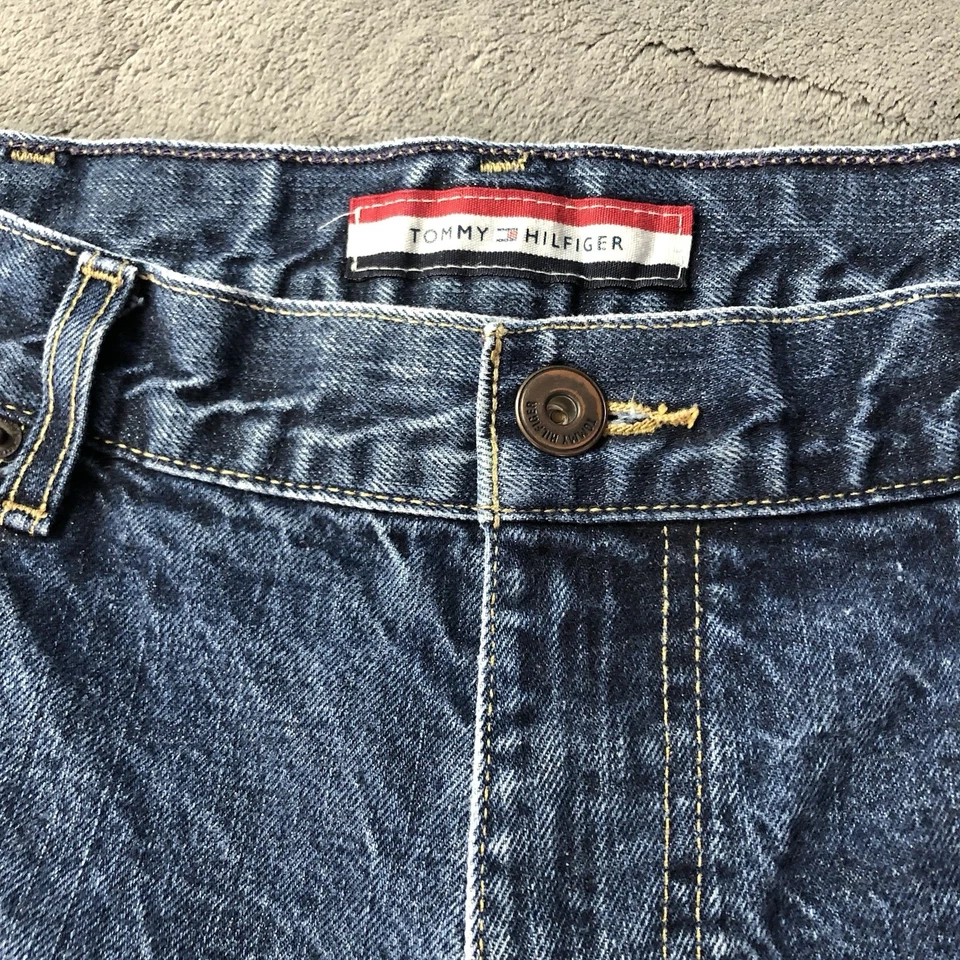 Jeans slim fit Tommy Hilfiger lavagem média azul denim 38x30 algodão casual preppy - Imagem 2 de 4