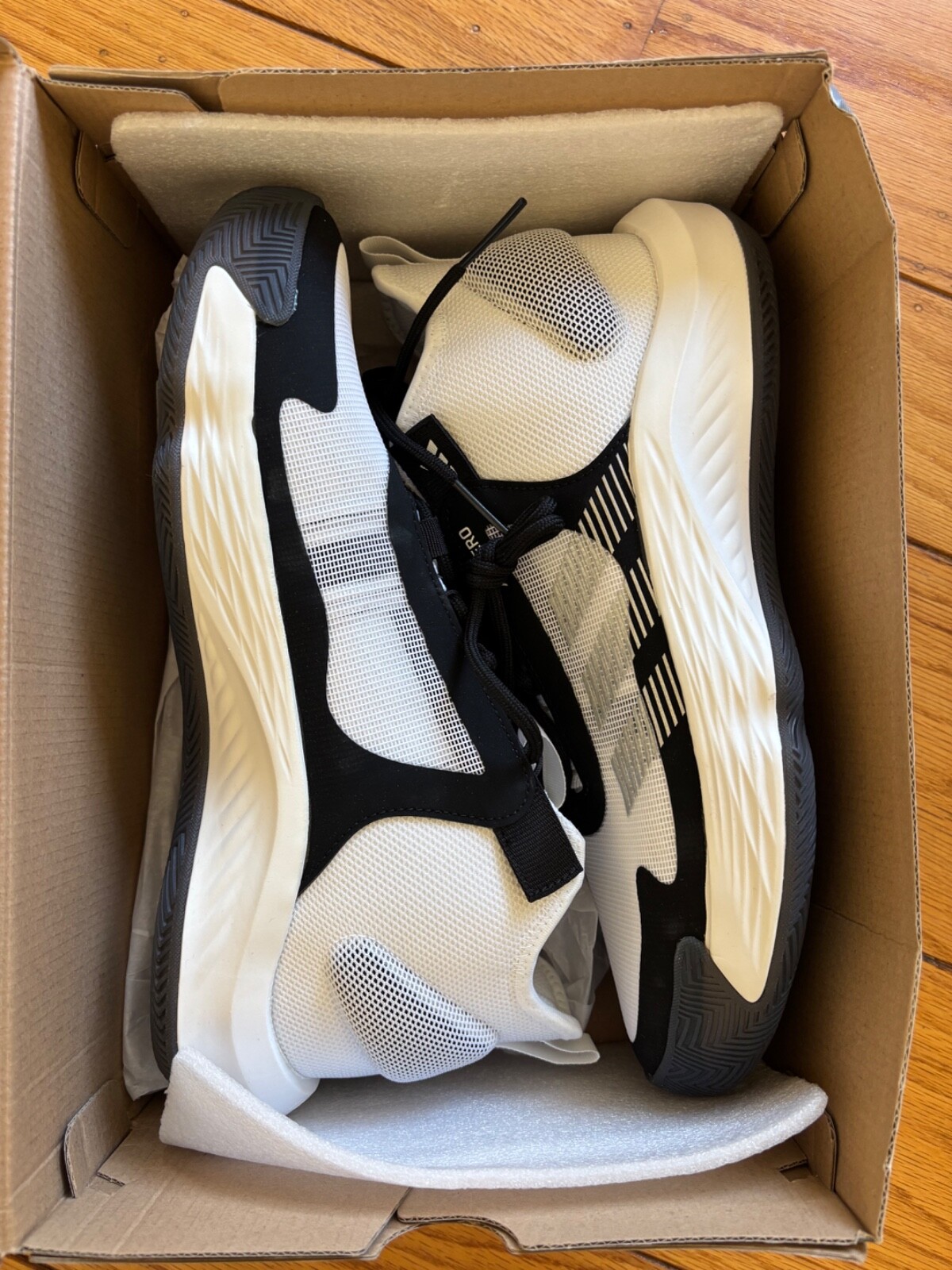 White/black  Men Size 10