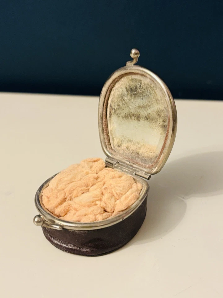 Poudrier ancien ovale en cuir et métal argenté – Belle Époque (vers 1900) - Photo 2/4