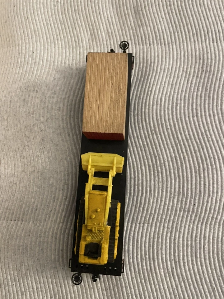 Coche plano Athearn 1301 escala HO con excavadora de carga y carga de madera Foto 3 de 4