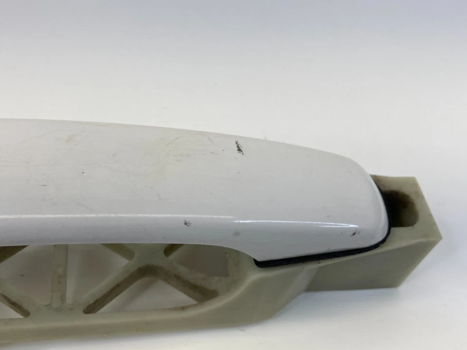 05-10 Pontiac G6 Conjunto de manija de puerta exterior trasera izquierda 8554 blanco OEM Foto 4 de 4