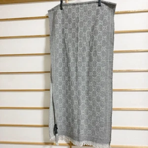 Foulard gris GUCCI avec logo imprimé 16,9 x 67,0 pouces légère usure et saleté
