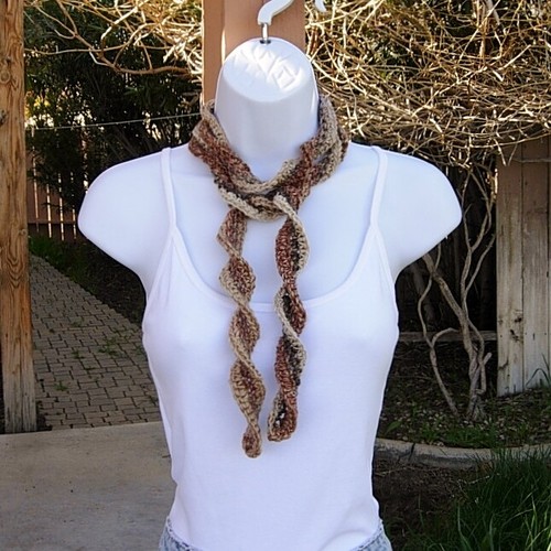 Collana Lariat sciarpa estiva spirale maglia uncinetto stretta piccola magra marrone beige - Foto 4 di 10