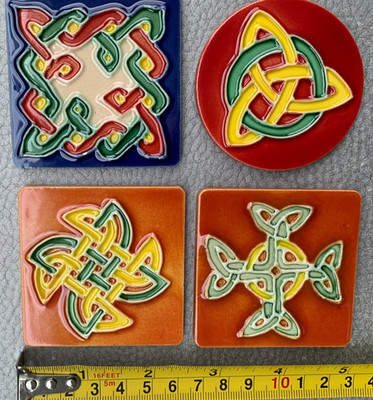 4 x Fitz Design glasierte Keramikfliesen erhöhter keltischer Knoten Design Kühlschrankmagnet
