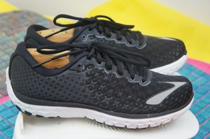 brooks work shoes womens