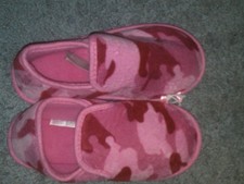 NWT GIRLS PINK CAMO PRINT SOFT SLIPPERS MEDIUM 13/1