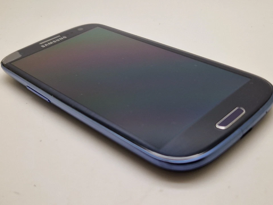 Super Condition UNLOCKED 4G LTE Samsung Galaxy S3 GT-I9300 16GB Smartphone - Image 4 of 4
