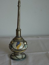 BRULE PARFUM  CERAMIQUE PEINTE RECOUVERTE D'ELEMENTS DECORATIFS EN METAL