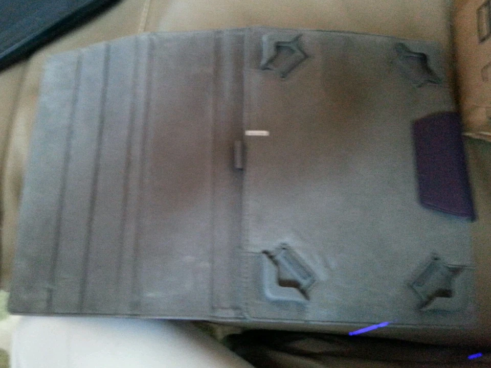 ROCKETFISH RF-UN10F2U UNIVERSAL FOLIO CASE FOR MOST 10" TABLETS 360 PURPLE - Image 3 of 4