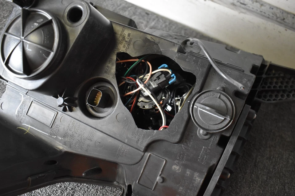 Faro izquierdo Chevrolet Suburban Tahoe 2015 (20-9645-00) Foto 4 de 4