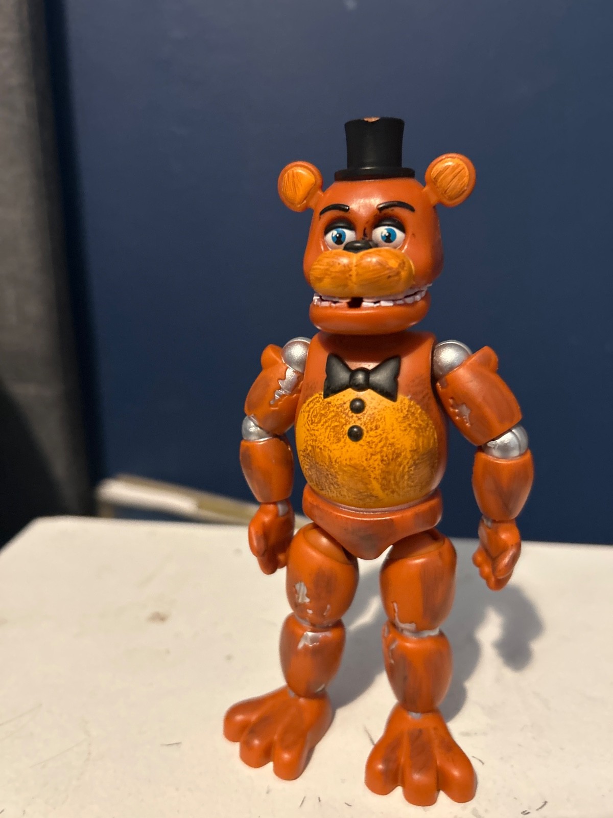 Figura Five Nights at Freddy’s Withered Freddy con Resplandor en los Ojos Oscuros 12,5 cm