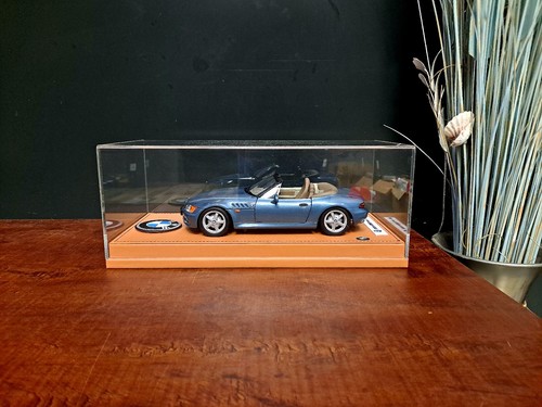 1/18 UT Models BMW Z3 Roadster GoldenEye Mounted On Customized Plexiglas Displas - Picture 18 of 23