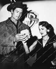 1893-29 candid Clint Walker with sexy female co-star listen to her new transisto