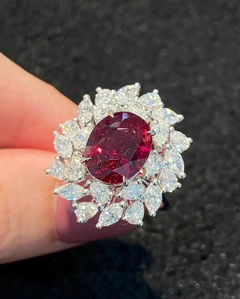 Anillo de compromiso de diamantes y rubíes naturales de corte ovalado de 3,55 quilates de oro blanco de 14 quilates Foto 2 de 4