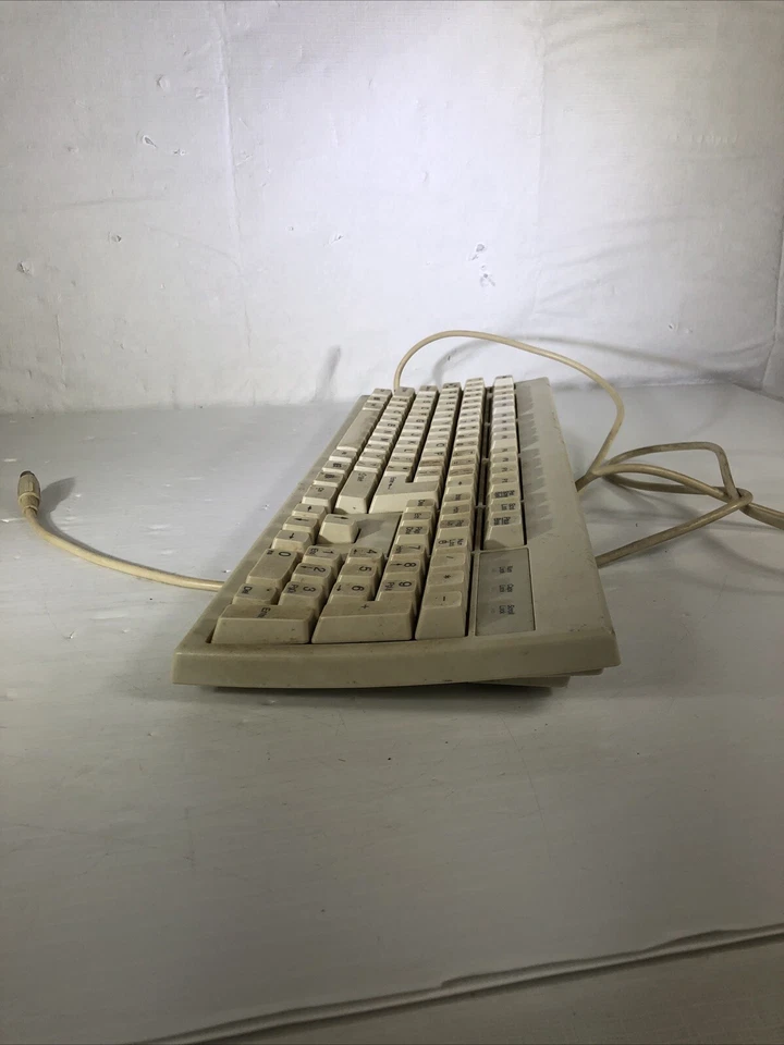 Teclado vintage Chicony KB-2961 con cable PS/2 beige Foto 3 de 4