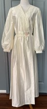 Val.Mode Vantage Lace Trim Embroidery detail ivory Long Robe. Size Medium