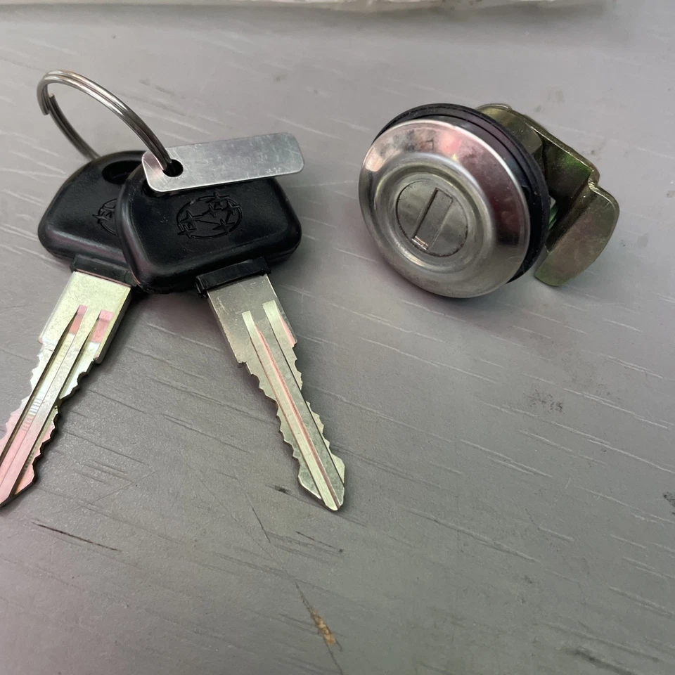 Cerradura de puerta y llaves originales Subaru Justy. Nuevo stock antiguo Foto 4 de 4