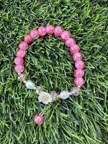 Pulsera de tres cristales con flor margarita color fucsia - Imagen 2 de 3