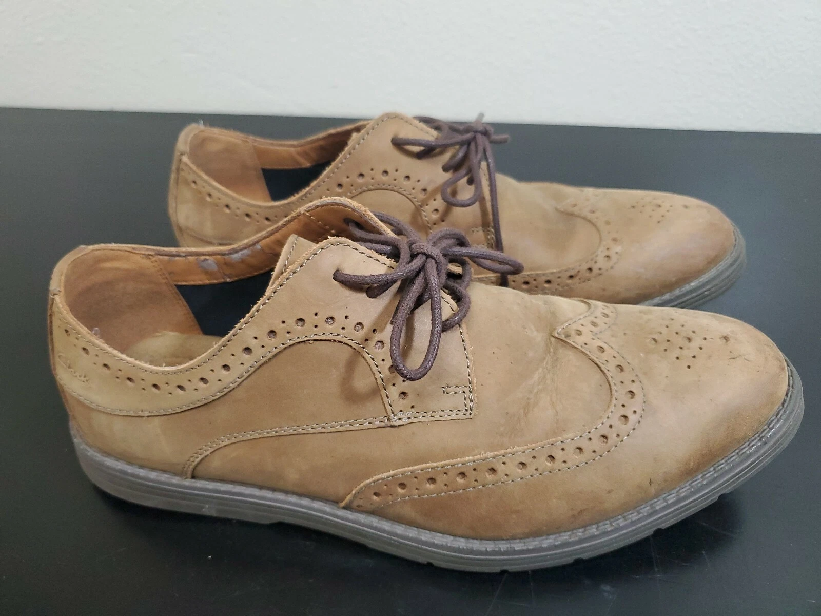 Sella Oxford Clarks in pelle marrone con punte alari US MENS 8 5 buone condizioni