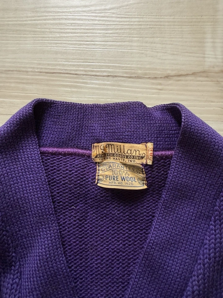 Cardigã suéter vintage anos 40/50 lã roxa Varsity corrente Brownsburg costurada - Imagem 4 de 4