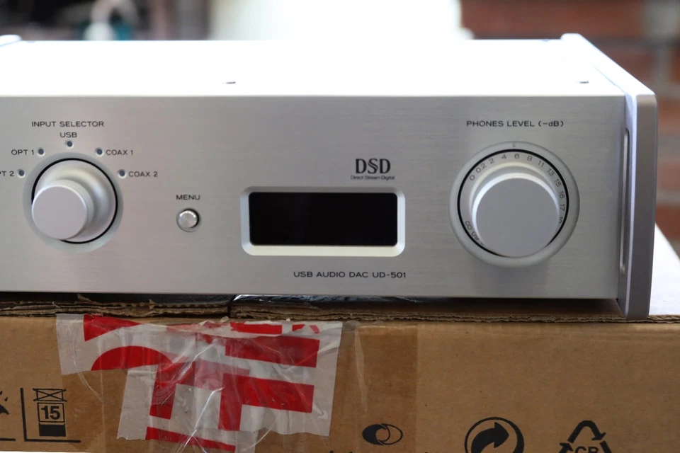 DAC TEAC UD-501 Silver - ottimo Convertitore DAC con stadio cuffie integrato - Immagine 3 di 4