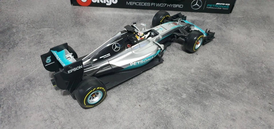 Mercedes F1 W07 Burago 1:18 - Immagine 3 di 4