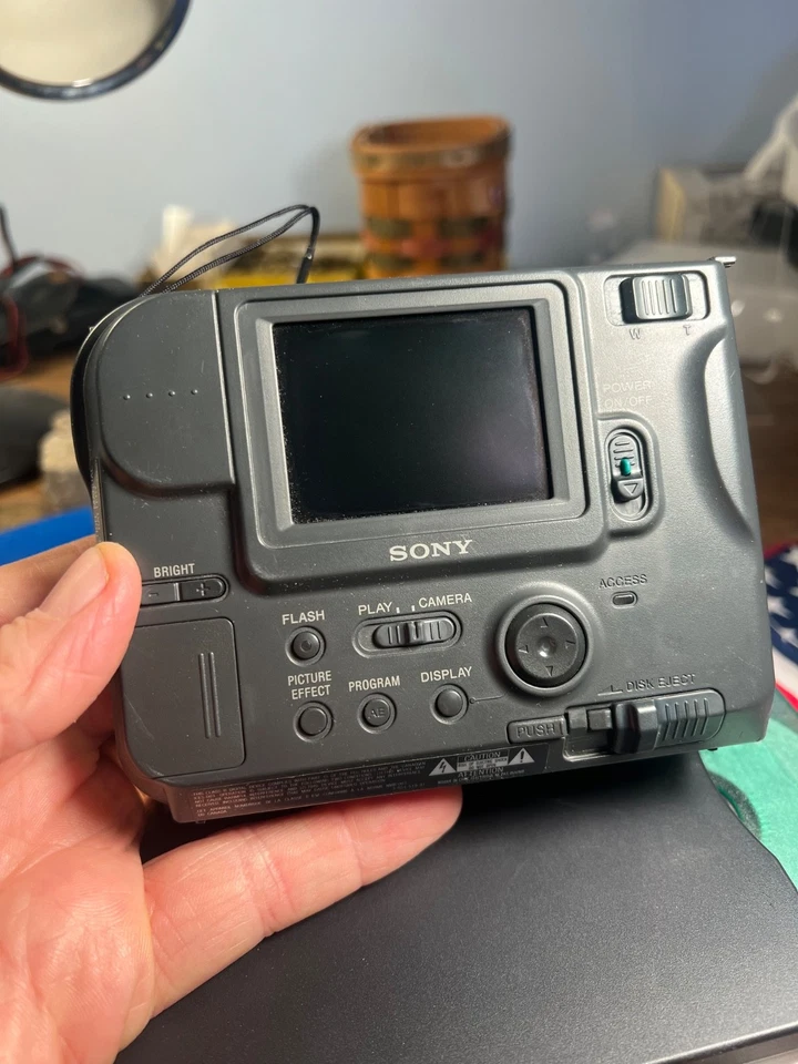 Used Sony Mavica MVC-FD75 0.4MP Digital Camera & CHARGER ! - Silver and Black - Image 4 of 4