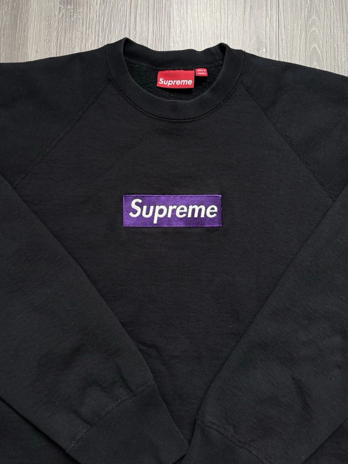 Col rond logo Supreme violet sur boîte noire 2006