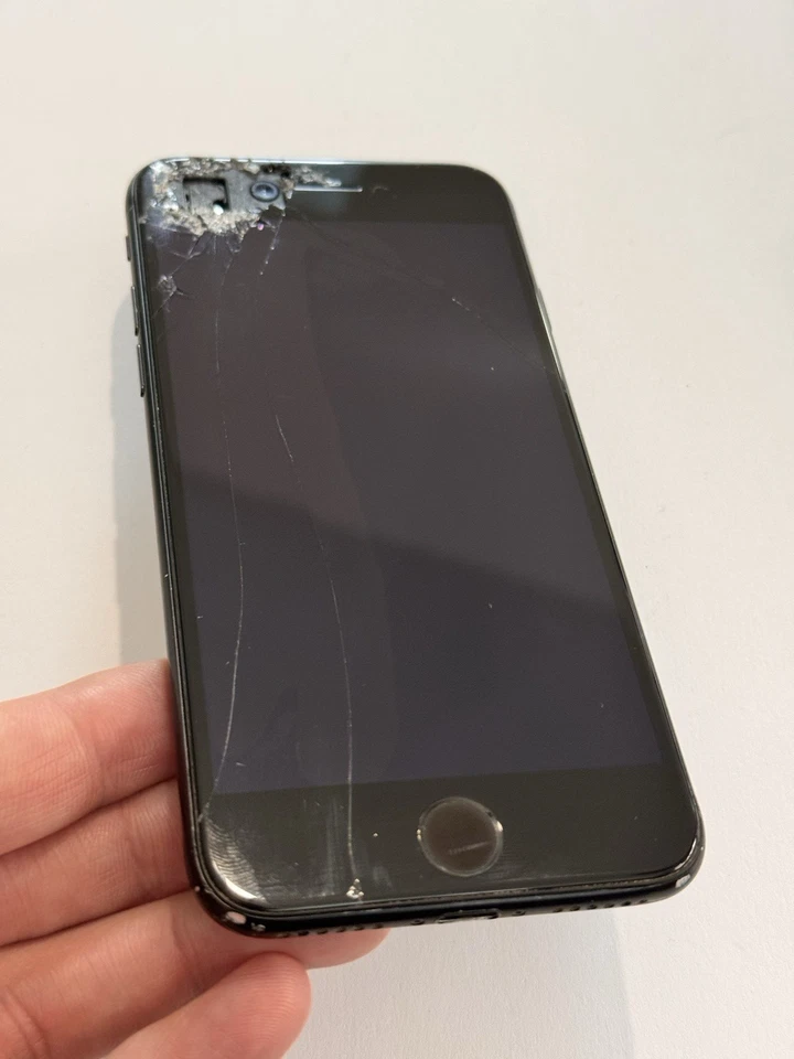 [HS] Lot de 2 iPhone 7 - Non fonctionnels, cassé et abimé  - HS pour pièces - Photo 4/4