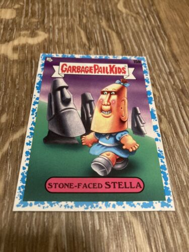 Garbage Pail Kids Go On Vacation Stone Faced Stella Blue Border 13/99 - Foto 1 di 3