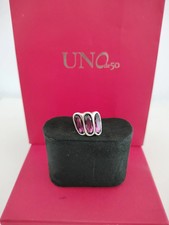 Anillo de plata con piedras moradas