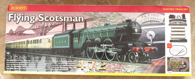 Hornby Flying Scotsman Set mit Reisebussen Neu in Box R1039