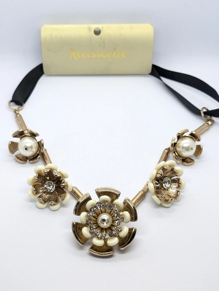 Accesorio Grueso Largo Collar Floral, Flores Negras y Crema, llamativo Foto 3 de 4