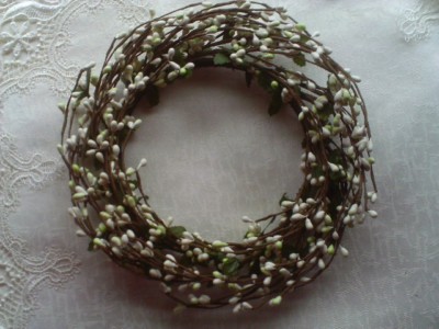 NEW WHITE Berry Ring 6'' Diameter Touch of Lt Green Christmas Wedding Pip Berries