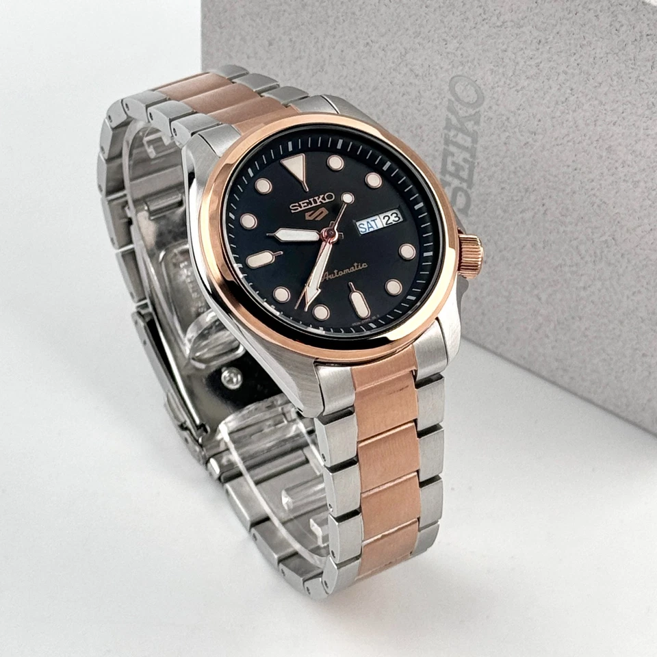 Reloj Seiko Hombre 5 Deportes SKX SRPE58 Automático Esfera Negra Con Oro Rosa Foto 3 de 4