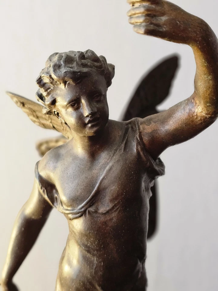 Statue ancienne en régule signée DORIOT - Putto (ange ailé) - 44 cm -XIXe siecle - Photo 4/4