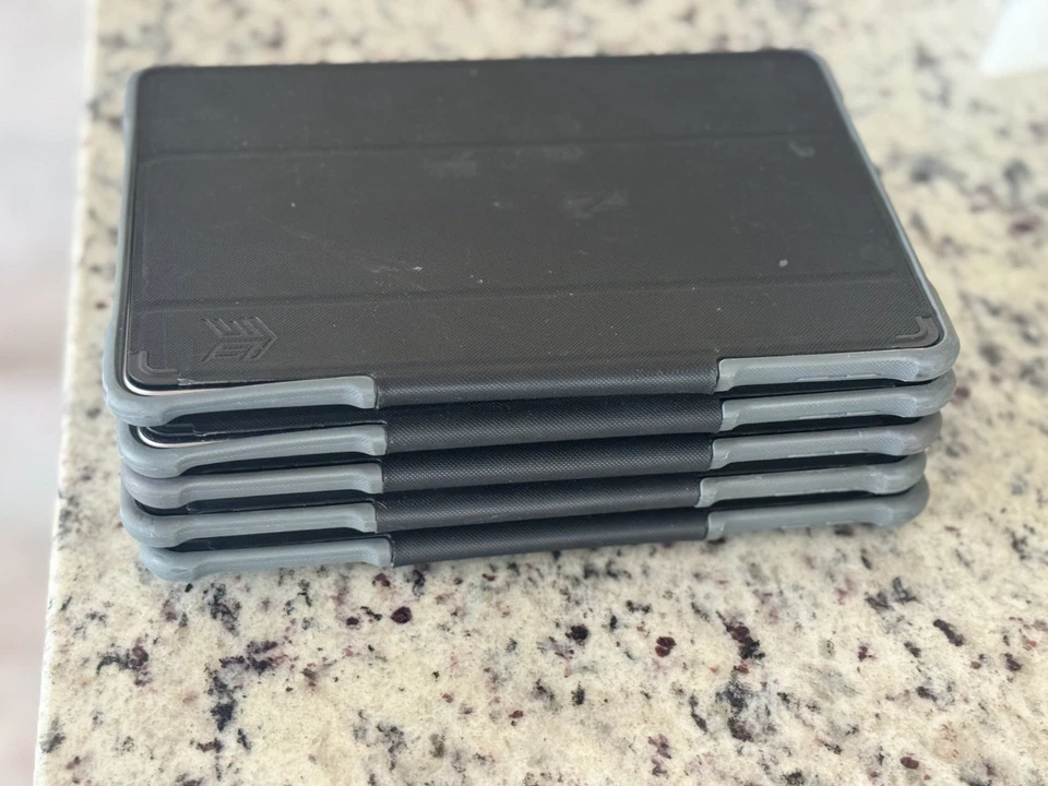 Apple iPad (5th Gen) Bundle A1822 32 GB, Wi-Fi, 9.7 in - Space Gray *Lot of 5* - Image 2 of 4