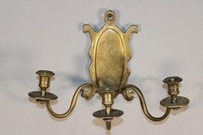 A RARE EARLY 18TH C HANGING DUTCH BRASS THREE-ARM CANDLE SCONCE IN OLD SURFACE