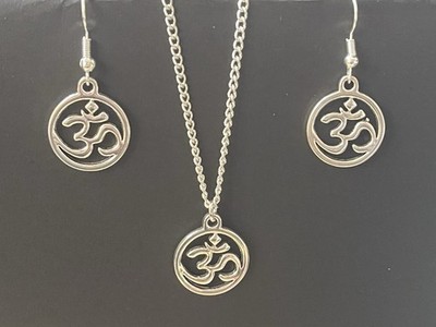   OHM AUM OM HALSKETTE ANHÄNGER & OHRRING SET 18'' versilbert Kette Weihnachten